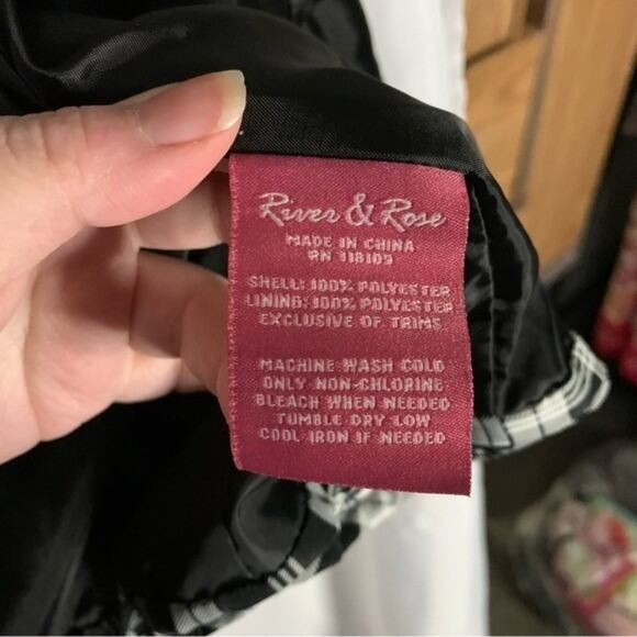 River and Rose Black and White Gingham Puffer Vest. Size Small. - Picture 6 of 8